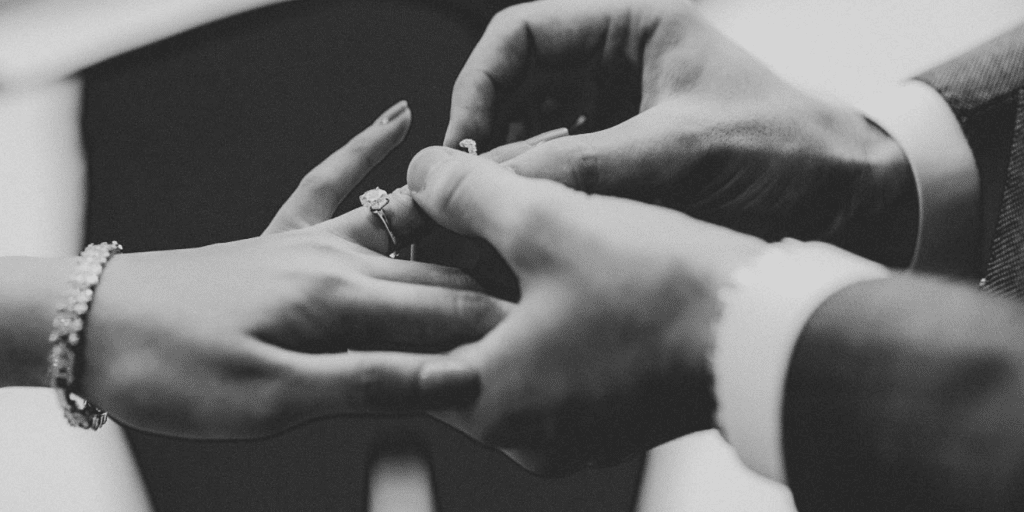 Le marié place la bague sur le doigt 