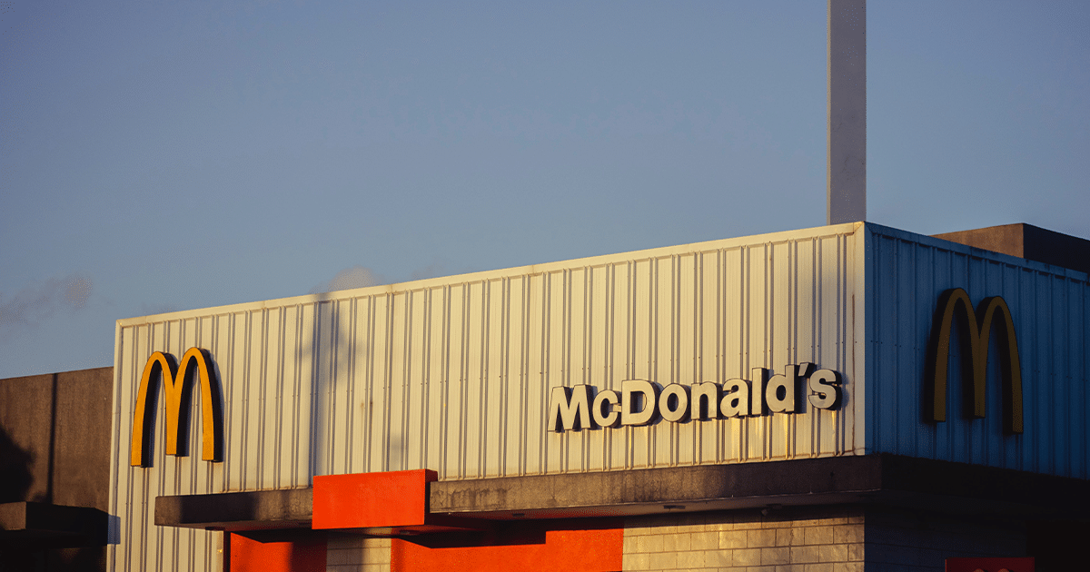 Une photo avec le logo de McDonald's